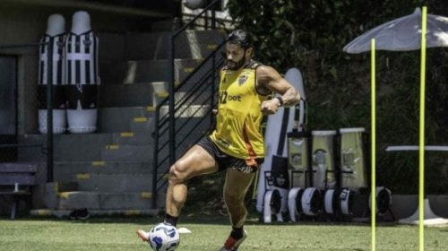 Hulk vai a campo em treino do Atlético