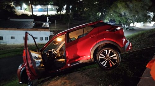 Idosa é resgatada de carro suspenso em Juiz de Fora