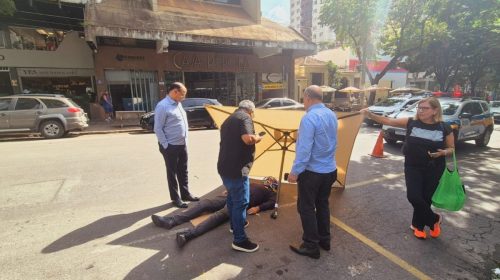 Idoso trafegava de patinete quando caiu e ficou no asfalto esperando o socorro