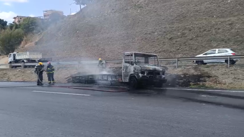Incêndio atinge caminhão que transportava piscina na MG-424, em Vespasiano