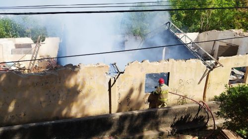 Incêndio atinge galpão abandonado BH