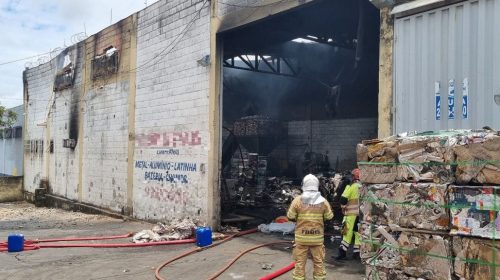 Incêndio atinge galpão de recicláveis no bairro Jardinópolis, em BH