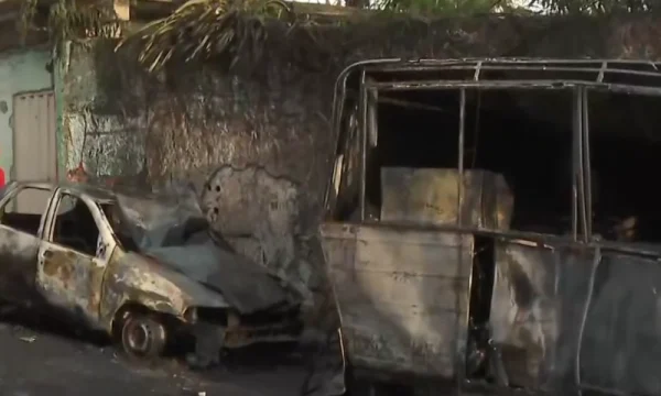 Incêndio em micro-ônibus deixa coletivo e mais quatro carros destruídos em Belo Horizonte (MG)
