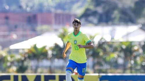 Jogador do Atlético comemora vitória com a Seleção Brasileira Sub-17
