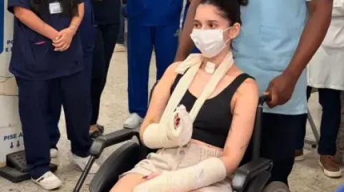 Jovem esfaqueada após negar namoro recebe alta de hospital no Rio