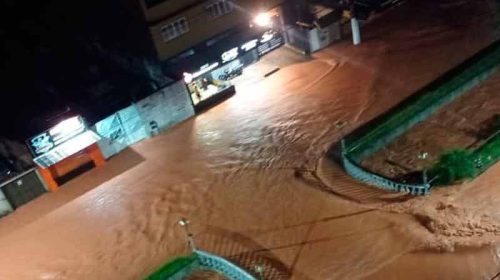Juiz de Fora tem rua alagada, ônibus ilhado e resgates após temporal