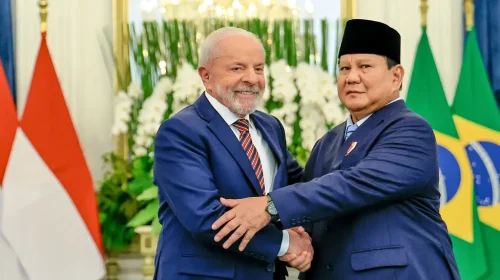 Lula acompanhado do presidente de Jacarta, Prabowo Subianto, durante foto oficial no Palácio Merdeka