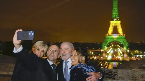 Macron posta selfie com Lula na Torre Eiffel