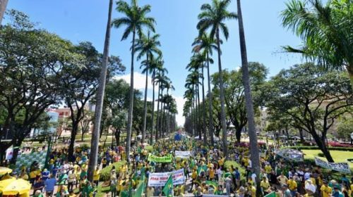 Manifestantes fazem ato na praça da Liberdade