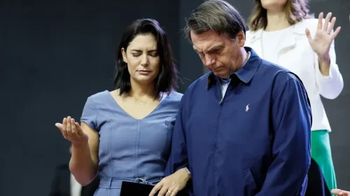 Michelle Bolsonaro rezando - oração - igreja