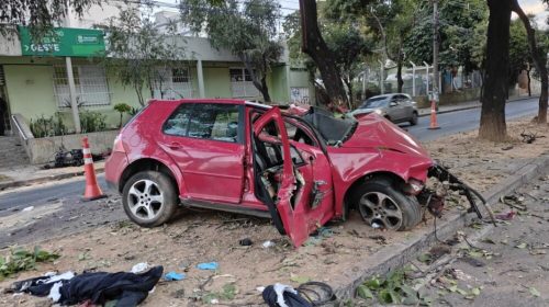 Motorista bate em árvores e motor do carro é lançado na av. Barão Homem de Melo, em BH