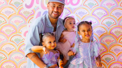 Neymar Jr chama atenção com foto rara ao lado as três filhas