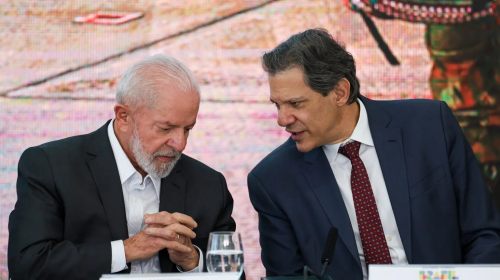 O presidente Luiz Inácio Lula da Silva (e) e o ministro da Fazenda, Fernando Haddad