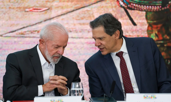 O presidente Luiz Inácio Lula da Silva (e) e o ministro da Fazenda, Fernando Haddad