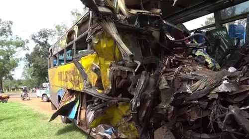 Ônibus batem de frente e deixam 46 pessoas mortas em Uganda