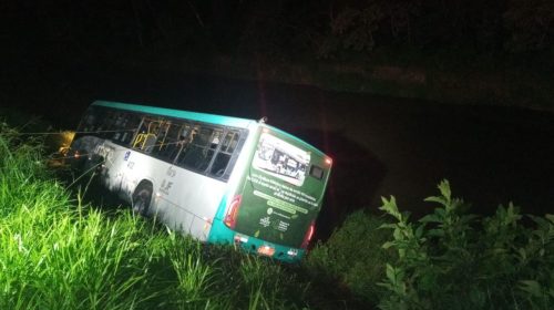 Ônibus cai próximo ao Rio Paraibuna em Juiz de Fora