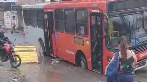 Ônibus fica preso em buraco de obra da Copasa em BH