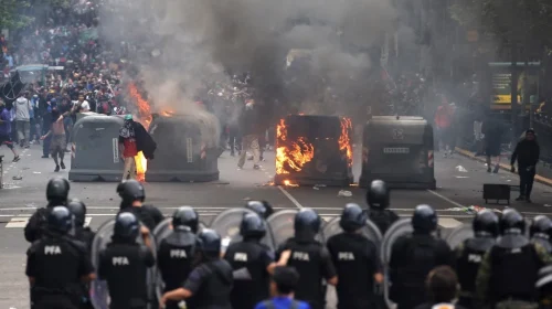 Polícia da Argentina entra em confronto com manifestantes durante protesto contra Milei