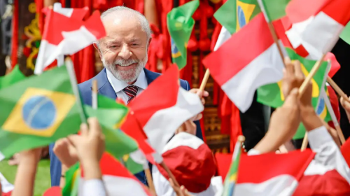 Presidente Lula durante chegada no Palácio Merdeka na indonesia