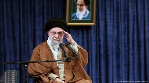 Quem é o aiatolá Ali Khamenei, líder supremo do Irã