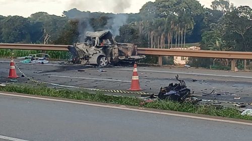 Rodovia-Fernão-Dias-quatro-pessoas-morrem-em-acidente-com-carreta-em-MG