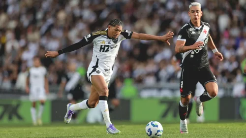 Rony e Puma Rodríguez durante Vasco x Atlético-MG pelo Brasileirão