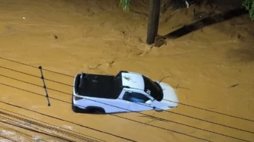 Rua alagada em Ubá (MG), na Zona da Mata