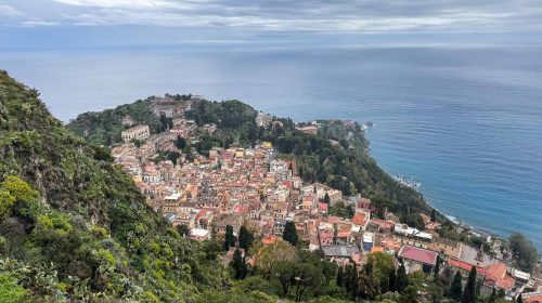 Taormina é uma comuna italiana na costa leste da Sicília