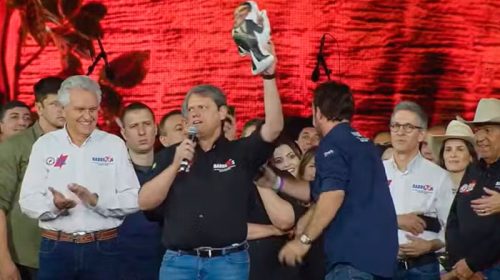 Tarcísio discursa na Festa do Peão de Barretos com boneco de Bolsonaro