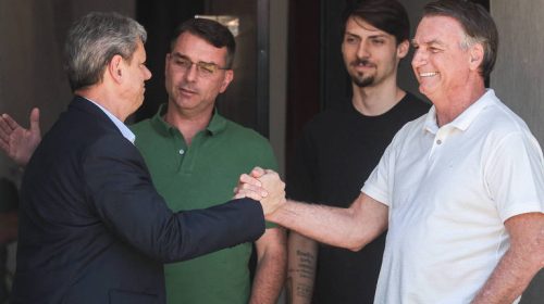 Tarcísio faz visita a Bolsonaro em prisão domiciliar
