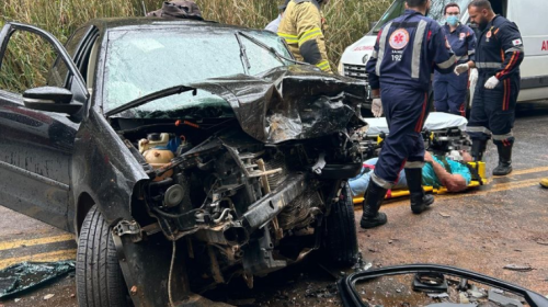 Teixeiras e viçosa - acidente - Colisão entre dois automóveis