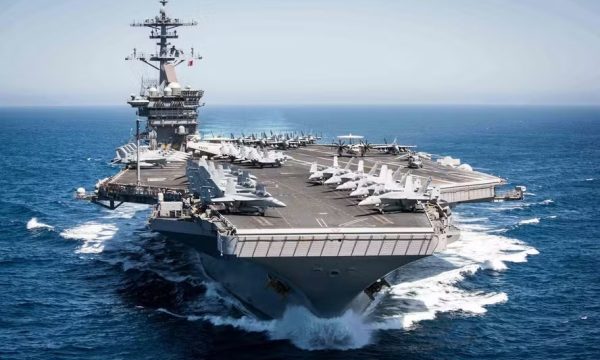 USS Theodore Roosevelt (CVN-71), um super-porta-aviões de propulsão nuclear da Marinha dos Estados Unidos