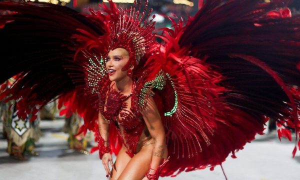 Virginia Fonseca estreia como rainha de bateria no Carnaval do RJ