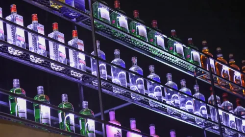 _bebidas_garrafas_alcool_vodca_gin_vodka_bar