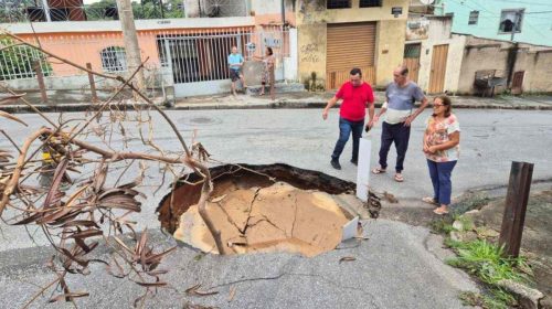 buraco - cratera - Rua Assumar, no Bairro Pindorama, Região Noroeste de Belo Horizonte