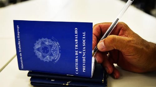 Carteira de trabalho | Foto: Marcello Casal Jr./Agência Brasil