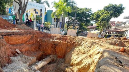 cratera fecha rua em frente ao Hospital Sofia Feldman, na região Norte de BH