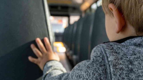 criança dentro de onibus sozinha