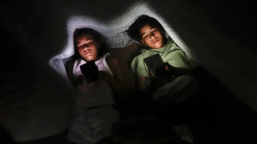 crianças no ambiente digital - adolescente mexendo no celular