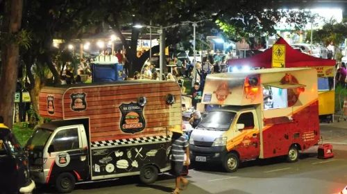dois-caminhoes-pequenos-de-food-truck-