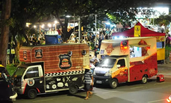 dois-caminhoes-pequenos-de-food-truck-