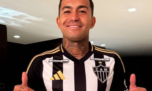 dudu com a camisa do atletico mg galo