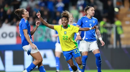 eleção feminina de futebol do Brasil derrotou a Itália
