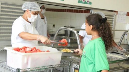 em bh - Alunos das escolas municipais terão cardápio reforçado com mais frutas nas refeições