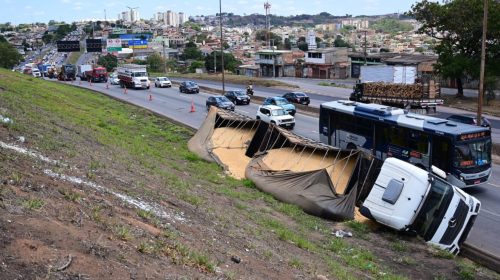 em bh Carreta carregada de milho tomba no Anel de belo horizonte