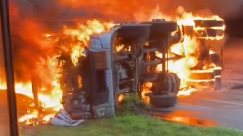 em recife - Caminhão de combustíveis tomba e pega fogo na BR-101, em Igarassu