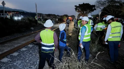 equipes de resgate no local do descarrilamento do trem Interoceânico no estado de Oaxaca, sul do México.