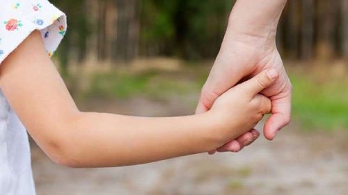familia-acolhedora-adulto dando a mão para criança- pai mae e filho