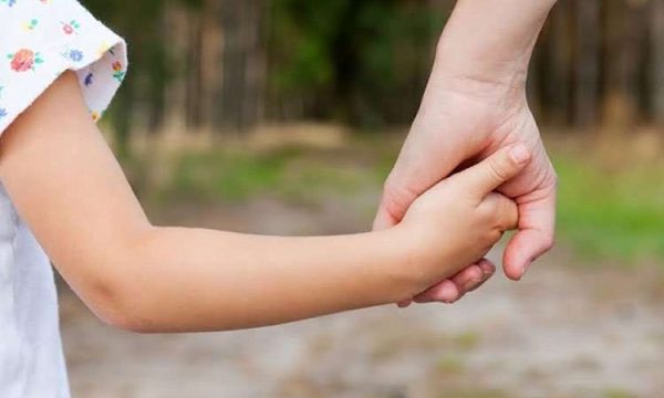 familia-acolhedora-adulto dando a mão para criança- pai mae e filho