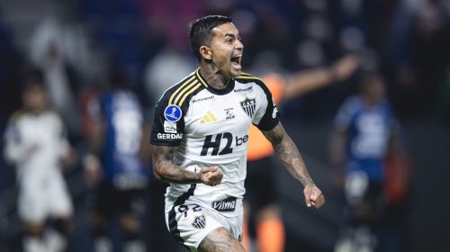 galo Dudu celebra primeiro gol no Atlético